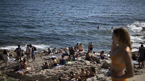 Gente disfruta del sol en la playa de Malmousque de Marsella Gente disfruta del sol en la playa de Malmousque de Marsella