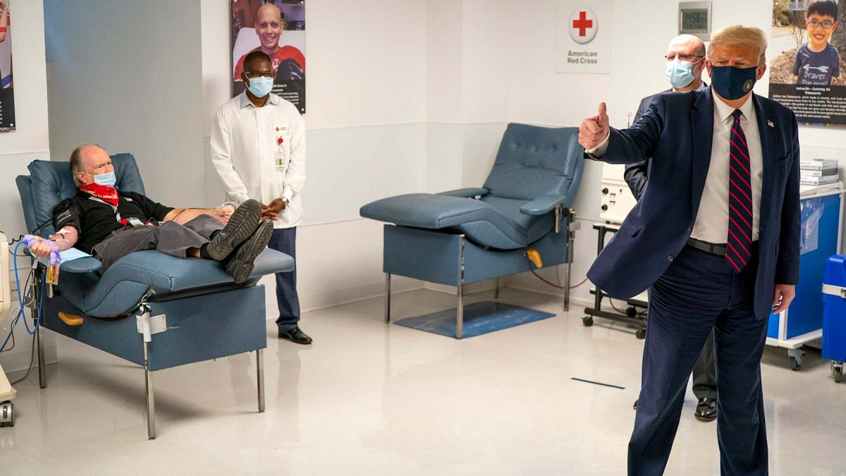 الرئيس دونالد ترامب يزور المرضى الذين يتبرعون بالبلازما في المقر الوطني للصليب الأحمر الأمريكي في واشنطن، 30 يوليو 2020.