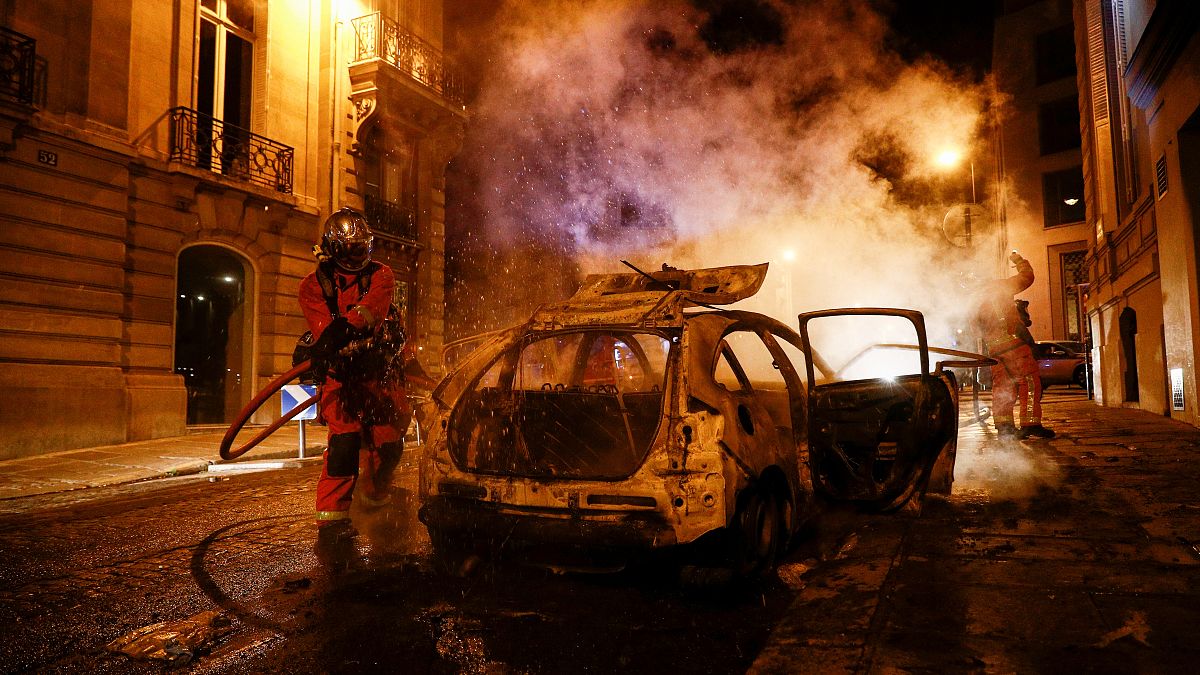 Coche calcinado en la capital francesa tras la noche de disturibios