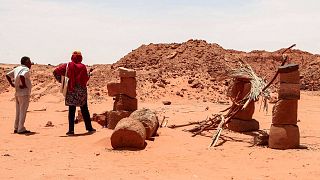 عالمة الآثار حباب إدريس أحمد ومحمود الطيب خبير سابق في هيئة الآثار السودانية في الموقع قديم لجبل المراغة ، على بعد حوالي 270 كيلومترًا شمال الخرطوم،  20 أغسطس 2020