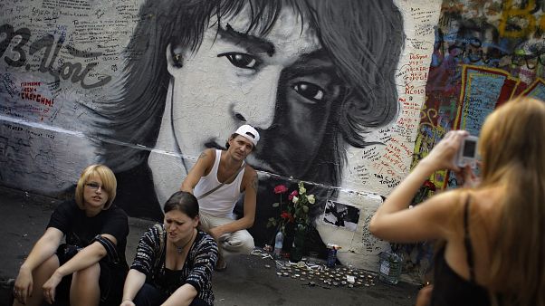 FILE PIC: Fans commemorating their idol, after they marked the 20th anniversary of his death, in downtown Moscow, Aug. 15, 2010. FILE PIC: Fans commemorating their idol, after they marked the 20th anniversary of his death, in downtown Moscow, Aug. 15, 2010.