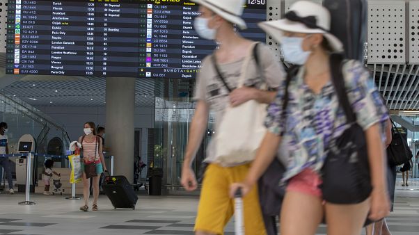 Sok európai országban tartanak attól, hogy a nyaralásról betegen visszatérők tovább terjesztik a fertőzést Sok európai országban tartanak attól, hogy a nyaralásról betegen visszatérők tovább terjesztik a fertőzést