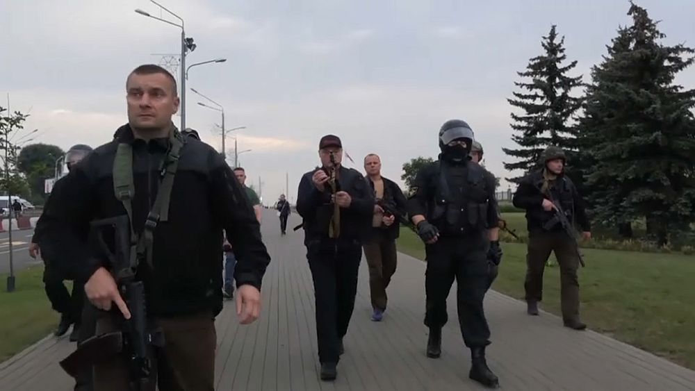 Belarus Cumhurbaşkanı Lukaşenko ve 15 yaşındaki oğlundan Kalaşnikoflu poz