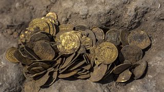 İsrail'in Tel Aviv kenti yakınlarında Abbasi Halifeliği döneminden kalma 24 ayar saf altınlar bulundu