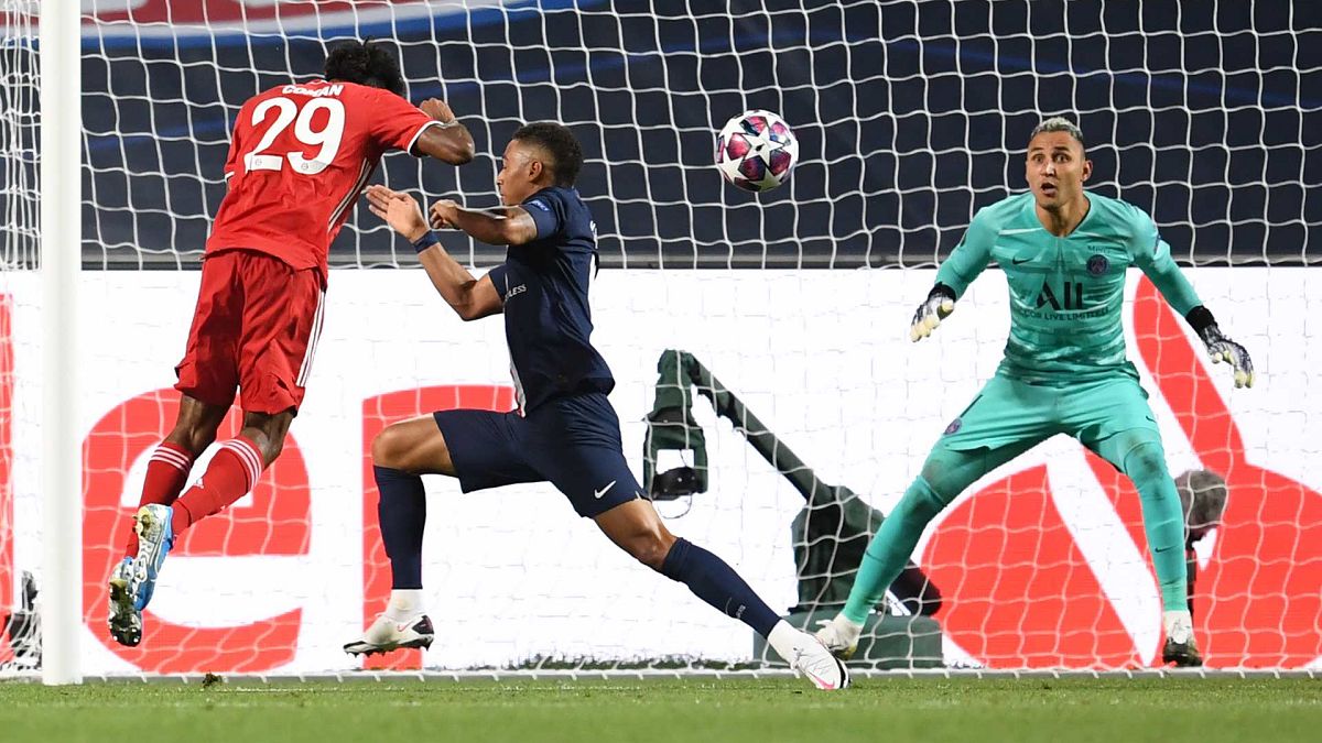 مهاجم بايرن ميونخ الفرنسي كينغسلي كومان يسجل هدف الفوز ضد باريس سان جيرمان خلال المباراة النهائية لدوري أبطال أوروبا، لشبونة، 23 أغسطس 2020.