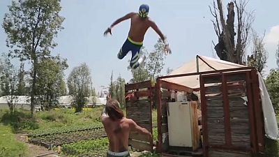 شاهد: فرقة من المصارعين الشباب في المكسيك تسعى للحفاظ على إحدى التقاليد من الاندثار بسبب الوباء
