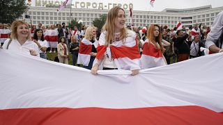 Fehér-piros-fehér nemezti színeket viselő tüntetők Minszkben 2020.augusztus 23-án