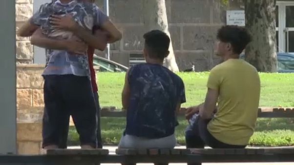 A menekültek közül sokan kiskorúak, kísérő nélkül. A menekültek közül sokan kiskorúak, kísérő nélkül.