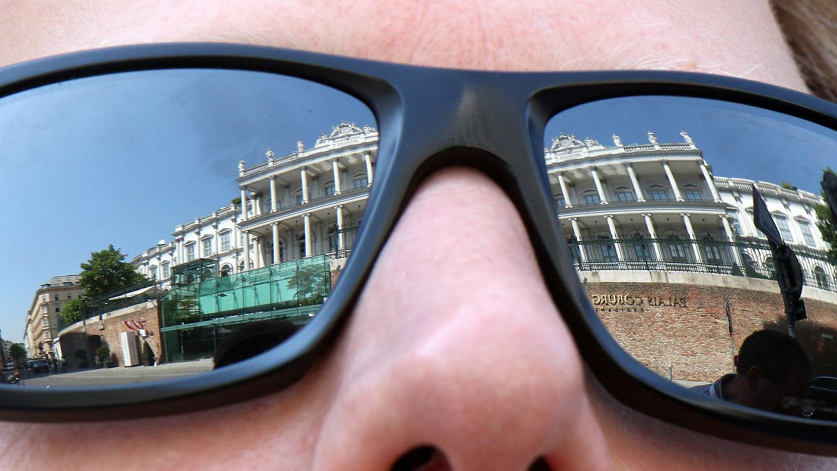 A bécsi Coburg palota tükröződik egy napszemüvegben