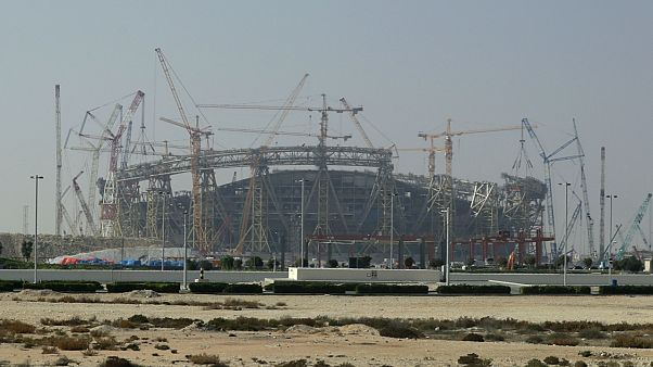 Göçmen işçi haklarını ihlal etmekle suçlanan Katar, FIFA Dünya Kupası 2022 hazırlıkları kapsamında ülkede yeni stadyumlar inşaa ediyor Göçmen işçi haklarını ihlal etmekle suçlanan Katar, FIFA Dünya Kupası 2022 hazırlıkları kapsamında ülkede yeni stadyumlar inşaa ediyor