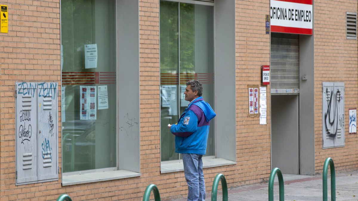 Archivo. Un hombre ante una oficina de empleo en Madrid