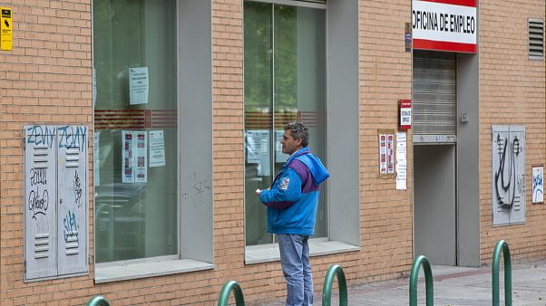 Archivo. Un hombre ante una oficina de empleo en Madrid Archivo. Un hombre ante una oficina de empleo en Madrid