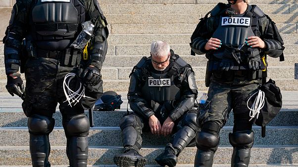 عناصر من الشرطة يقفون أمام محكمة مقاطعة كنوشا في وسكنسون - 2020/08/24 عناصر من الشرطة يقفون أمام محكمة مقاطعة كنوشا في وسكنسون - 2020/08/24