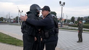 الرئيس البيلاروسي ألكسندر لوكاشنكو يحمل سلاح ألي 