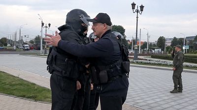 الرئيس البيلاروسي ألكسندر لوكاشنكو يحمل سلاح ألي