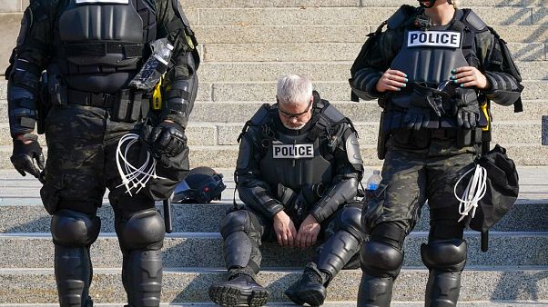 Des policiers en tenue anti-émeute devant le palais de justice du comté de Kenosha lundi 24 août 2020, Wisconsin, États-Unis Des policiers en tenue anti-émeute devant le palais de justice du comté de Kenosha lundi 24 août 2020, Wisconsin, États-Unis