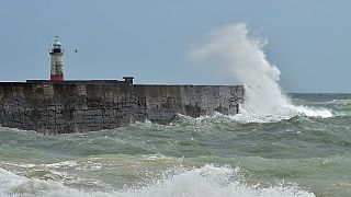 Un faro de Inglaterra frente a las olas traidas por la tormenta Ellen el pasado viernes. 