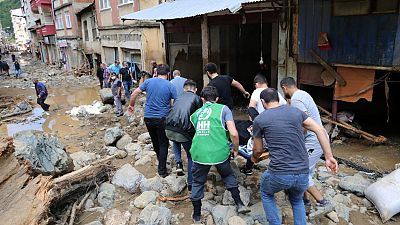 Турция: число жертв наводнений растет