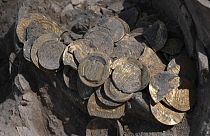 لحظه‌ کشف کوزه‌ای پر از سکه‌های طلای یک هزار ساله در اسرائیل
