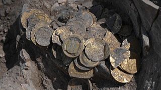 قطع نقدية ذهبية تعود إلى عصر الخلافة العباسية عثر عليها شمالي أسدود في يفنة. 2020/08/18