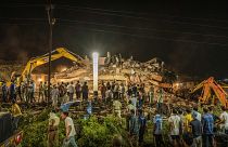 Sauvetage de dizaines de personnes ensevelies sous un immeuble en Inde