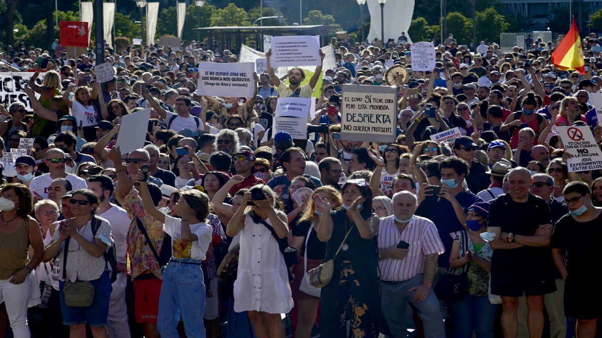 مظاهرات في إسبانا للتنديد بفرض ارتداء الكمامة