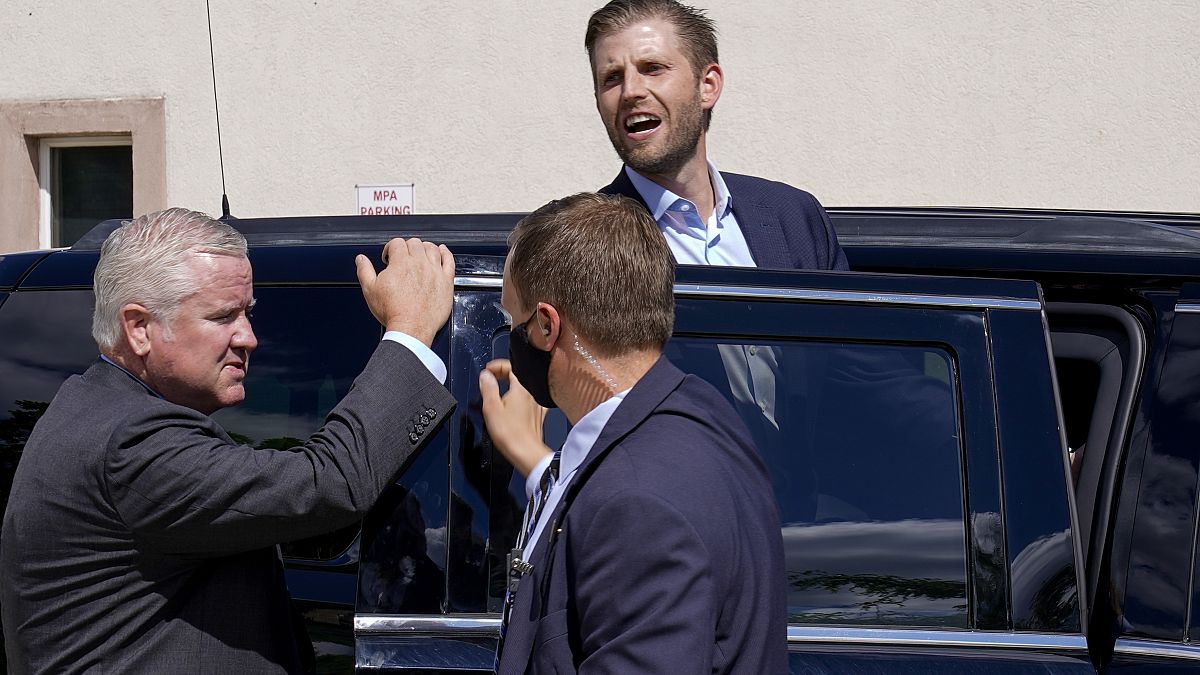إيريك ترامب يصرخ عند باب سيارته في مدينة ميلاوكي في ولاية وسكنسن. 2020/08/18