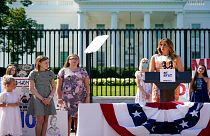 السيدة الأمريكية الأولي ميلانيا ترامب أمام البيت الأبيض