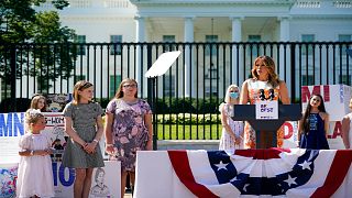 السيدة الأمريكية الأولي ميلانيا ترامب أمام البيت الأبيض