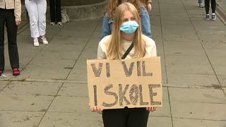 COVID-19: «Θέλουμε να γυρίσουμε στο σχολείο» φωνάζουν οι μαθητές στη Δανία