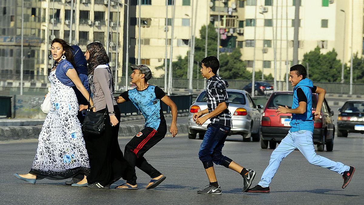 ثلاثة شباب يحاولون التحرش بعدد من الفتيات في أحد شوارع القاهرة 