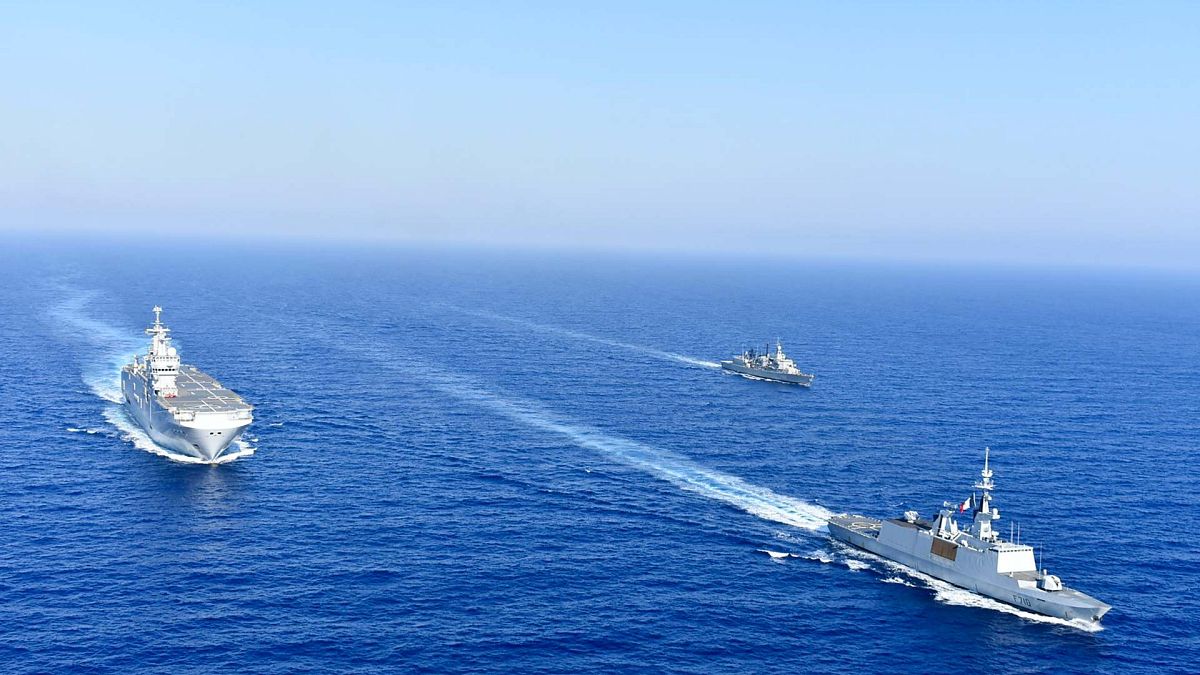 سفن عسكرية يونانية وفرنسية خلال مناورة بحرية في شرق البحر المتوسط، الخميس 13 أغسطس 2020.