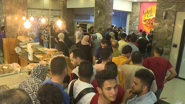 تهاتف كبير للغزاويين على المحلات التجارية بعد إلان حظر تجول تهاتف كبير للغزاويين على المحلات التجارية بعد إلان حظر تجول