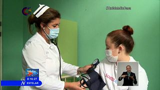 Una enfermera se dispone a vacunar a una voluntaria