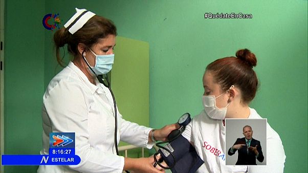 Una enfermera se dispone a vacunar a una voluntaria Una enfermera se dispone a vacunar a una voluntaria