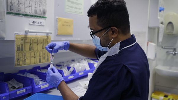 AstraZeneca ilaç firması, Covid-19'a karşı geliştirdiği antikor ilacı gönüllüler üzerinde denenmeye başladı. AstraZeneca ilaç firması, Covid-19'a karşı geliştirdiği antikor ilacı gönüllüler üzerinde denenmeye başladı.