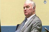 Mladic regressa à barra do tribunal