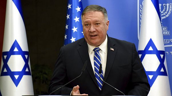 ABD Dışişleri Bakanı Mike Pompeo, Ömer el-Beşir'in 2019'da askeri darbe ile devrilmesinin ardından ülkesi adına Sudan'a yapılan ilk resmi ziyareti gerçekleştirdi. ABD Dışişleri Bakanı Mike Pompeo, Ömer el-Beşir'in 2019'da askeri darbe ile devrilmesinin ardından ülkesi adına Sudan'a yapılan ilk resmi ziyareti gerçekleştirdi.