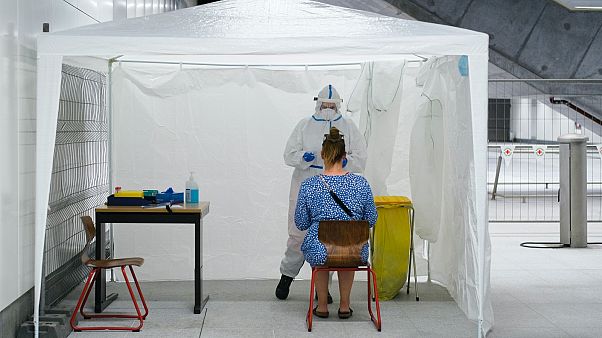Covid-teszt a berlini főpályaudvaron augusztus derekán Covid-teszt a berlini főpályaudvaron augusztus derekán