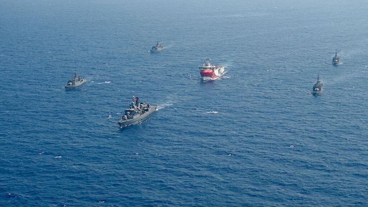 Navio turco Oruç Reis escoltado por navios de guerra