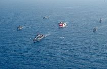 En esta foto tomada el lunes 10 de agosto de 2020, el buque de investigación de Turquía, Oruc Reis, centro, está rodeado de buques de la marina turca