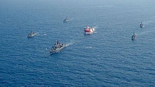 En esta foto tomada el lunes 10 de agosto de 2020, el buque de investigación de Turquía, Oruc Reis, centro, está rodeado de buques de la marina turca