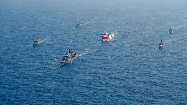 En esta foto tomada el lunes 10 de agosto de 2020, el buque de investigación de Turquía, Oruc Reis, centro, está rodeado de buques de la marina turca En esta foto tomada el lunes 10 de agosto de 2020, el buque de investigación de Turquía, Oruc Reis, centro, está rodeado de buques de la marina turca