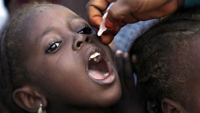 Un enfant vacciné contre la polio au Nigeria