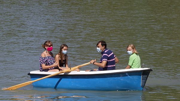 Una familia en el parque del Retiro de Madrid Una familia en el parque del Retiro de Madrid