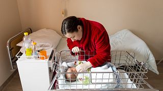 Egy anya kisbabájával a győri Petz Aladár Megyei Oktató Kórház családbarát szülészetén 2020. február 25-én