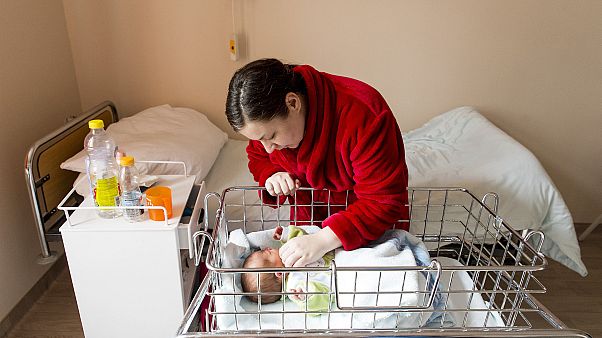 Egy anya kisbabájával a győri Petz Aladár Megyei Oktató Kórház családbarát szülészetén 2020. február 25-én Egy anya kisbabájával a győri Petz Aladár Megyei Oktató Kórház családbarát szülészetén 2020. február 25-én