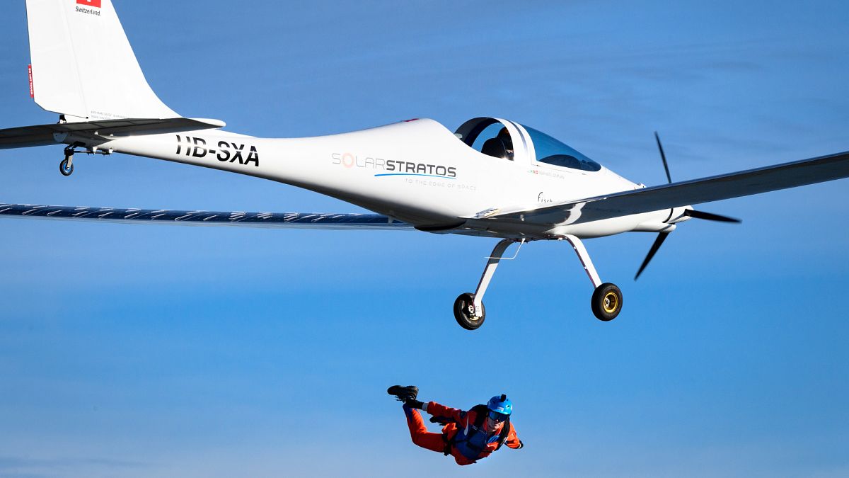Solar Skydive: 1. Fallschirmsprung aus dem Solarflugzeug