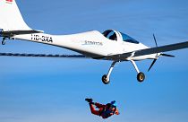 Solar Skydive: 1. Fallschirmsprung aus dem Solarflugzeug