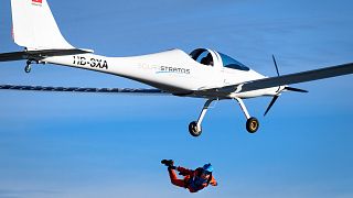 المستكشف السويسري رافئيل دومجين يقفز من طائرة نموذجية تعمل بالطاقة الشمسية - 2020/08/25